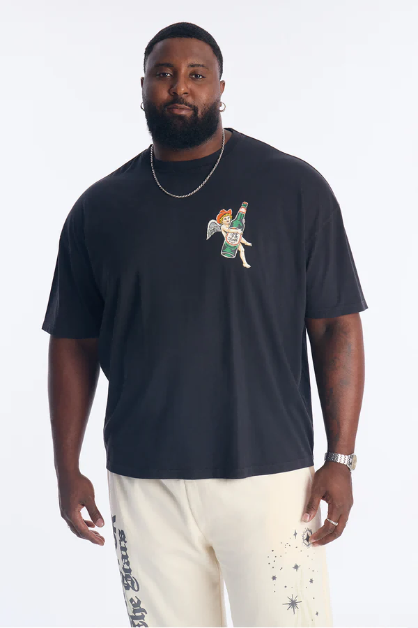 Drawstring waist detail on men's extended-size pants