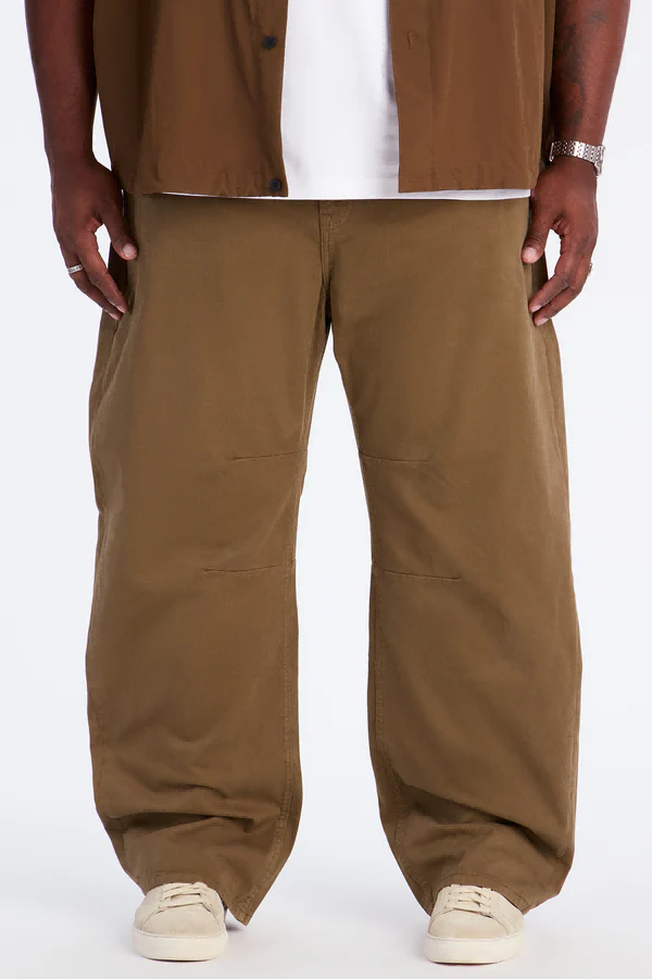 Drawstring detail on men's extended-size pants