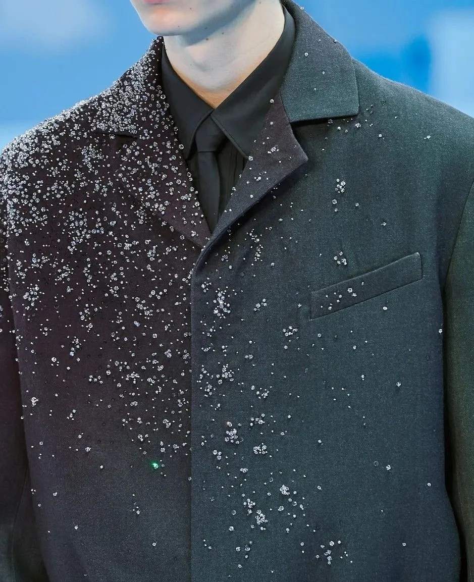 Drawstring detail on men's extended-size pants