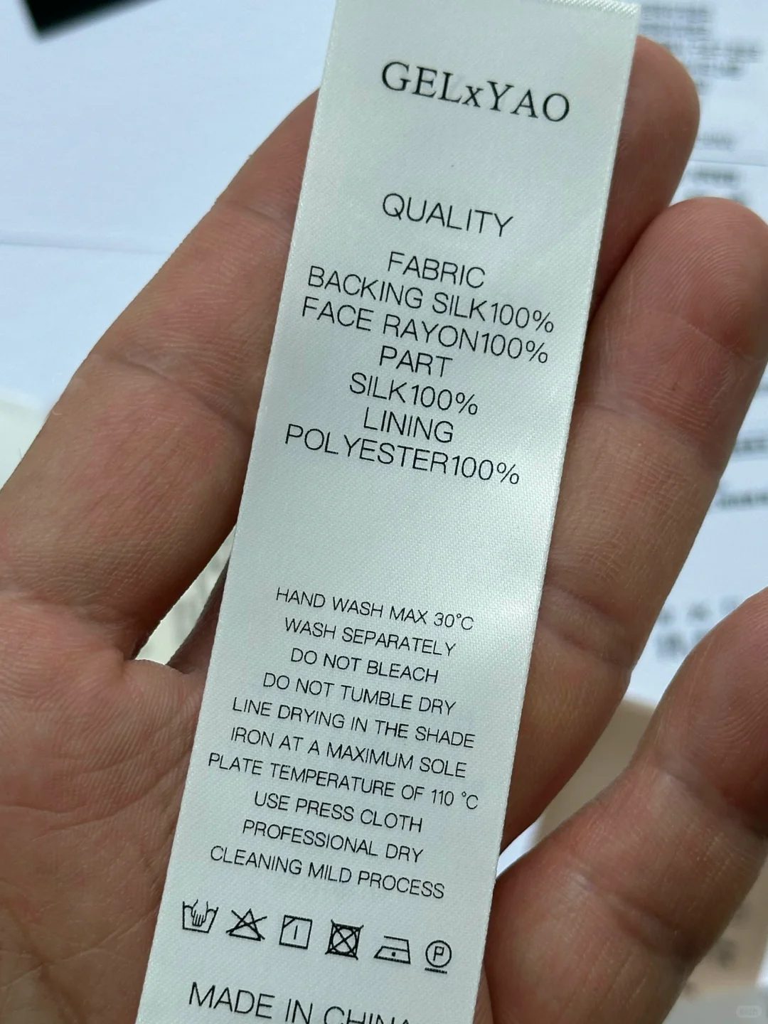 Drawstring detail on men's extended-size pants